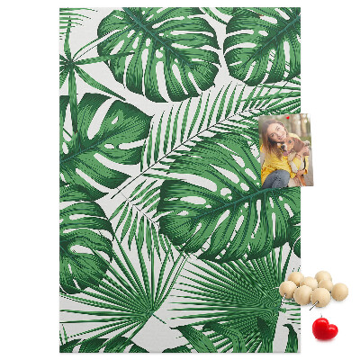 Bedruckte Korkplatte mit Monstera-Blättern auf hellem Hintergrund