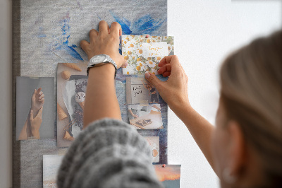 Kork-Pinnwand mit abstraktem Motiv aus blauen und weißen Farbspritzern