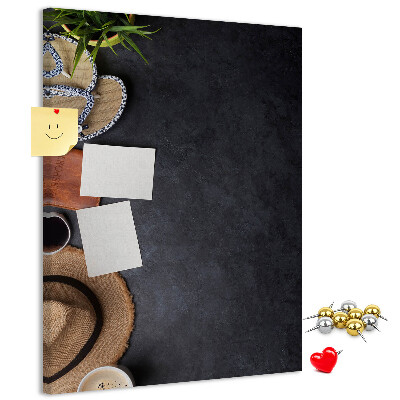Kork-Pinnwand mit stilvollem Layout und natürlichen Akzenten