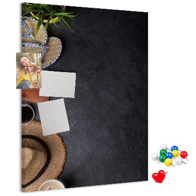 Kork-Pinnwand mit stilvollem Layout und natürlichen Akzenten