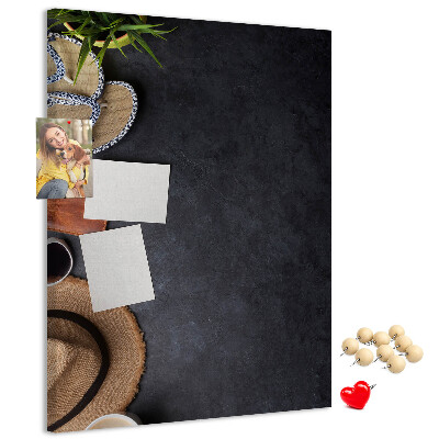 Kork-Pinnwand mit stilvollem Layout und natürlichen Akzenten