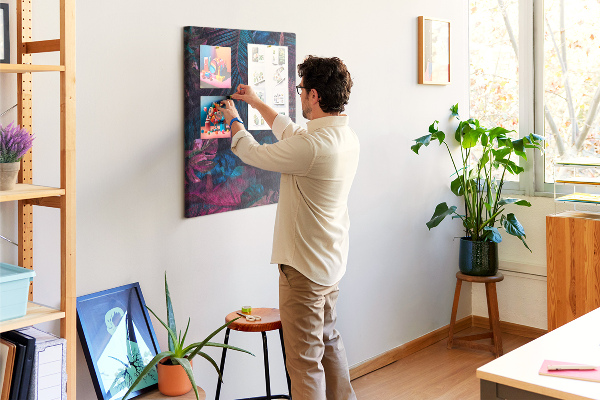Bedruckte Korkplatte mit Motiv eines geheimnisvollen Waldes in intensiven Farben