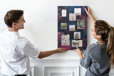 Bedruckte Korkplatte mit Motiv eines geheimnisvollen Waldes in intensiven Farben