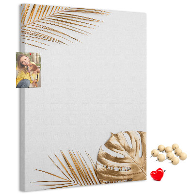 Pinnwand goldene Blätter auf hellem Hintergrund