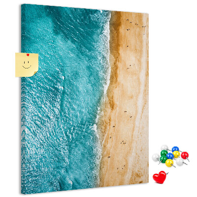 Kork-Pinnwand mit einem Motiv von einem Strand mit Wellen und Spaziergängern