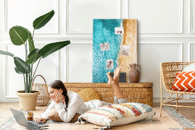 Kork-Pinnwand mit einem Motiv von einem Strand mit Wellen und Spaziergängern