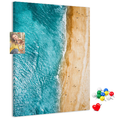 Kork-Pinnwand mit einem Motiv von einem Strand mit Wellen und Spaziergängern
