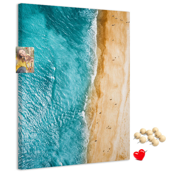 Kork-Pinnwand mit einem Motiv von einem Strand mit Wellen und Spaziergängern