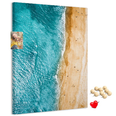 Kork-Pinnwand mit einem Motiv von einem Strand mit Wellen und Spaziergängern