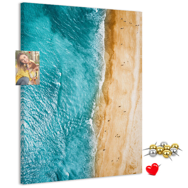 Kork-Pinnwand mit einem Motiv von einem Strand mit Wellen und Spaziergängern