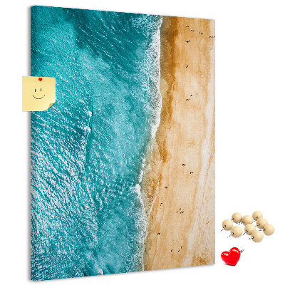 Kork-Pinnwand mit einem Motiv von einem Strand mit Wellen und Spaziergängern