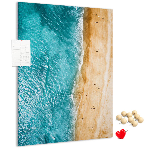 Kork-Pinnwand mit einem Motiv von einem Strand mit Wellen und Spaziergängern