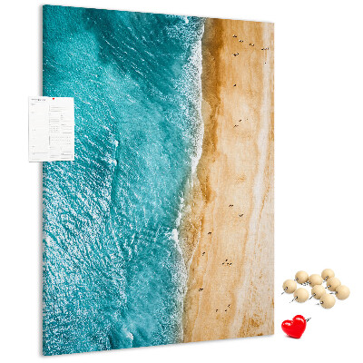 Kork-Pinnwand mit einem Motiv von einem Strand mit Wellen und Spaziergängern