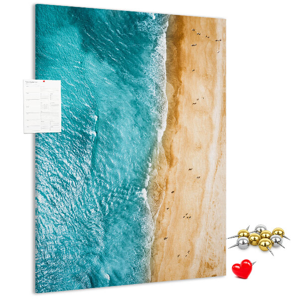 Kork-Pinnwand mit einem Motiv von einem Strand mit Wellen und Spaziergängern