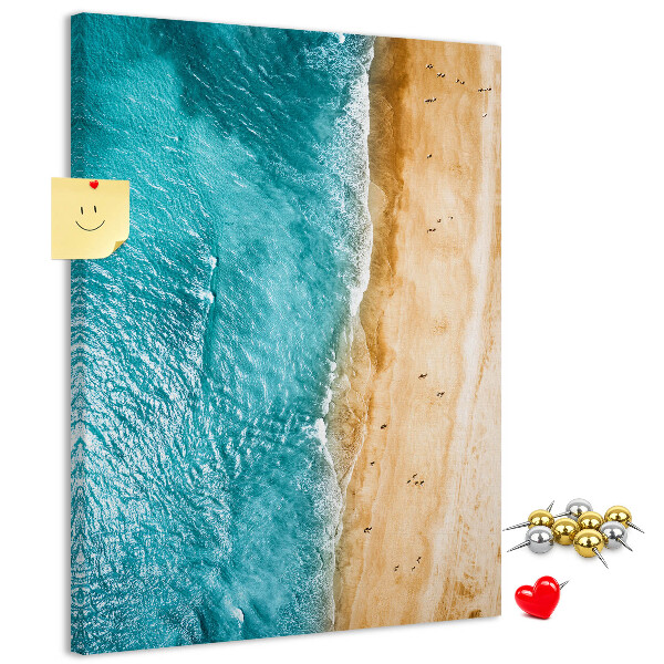 Kork-Pinnwand mit einem Motiv von einem Strand mit Wellen und Spaziergängern