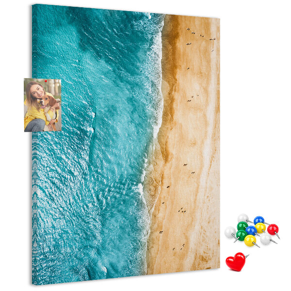 Kork-Pinnwand mit einem Motiv von einem Strand mit Wellen und Spaziergängern