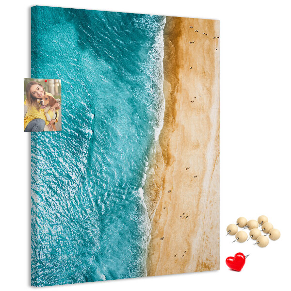 Kork-Pinnwand mit einem Motiv von einem Strand mit Wellen und Spaziergängern