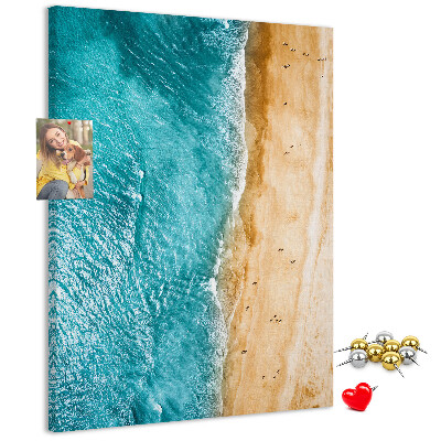 Kork-Pinnwand mit einem Motiv von einem Strand mit Wellen und Spaziergängern