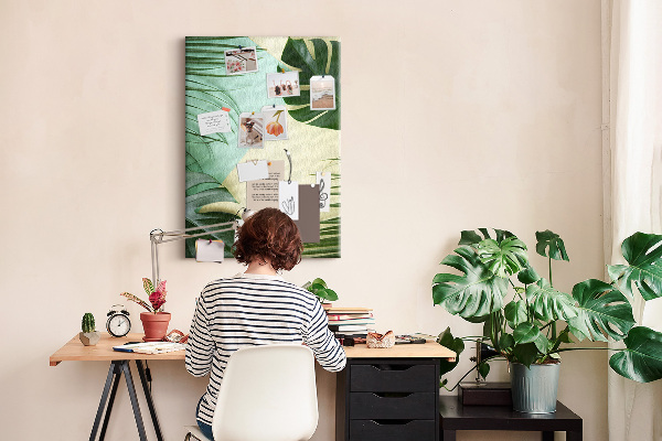Bedruckte Korkplatte mit Palmenblättern auf pastellfarbenem Hintergrund