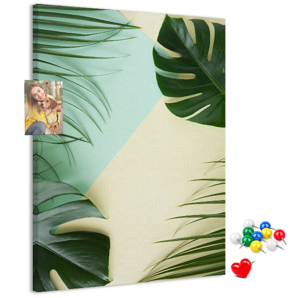 Bedruckte Korkplatte mit Palmenblättern auf pastellfarbenem Hintergrund