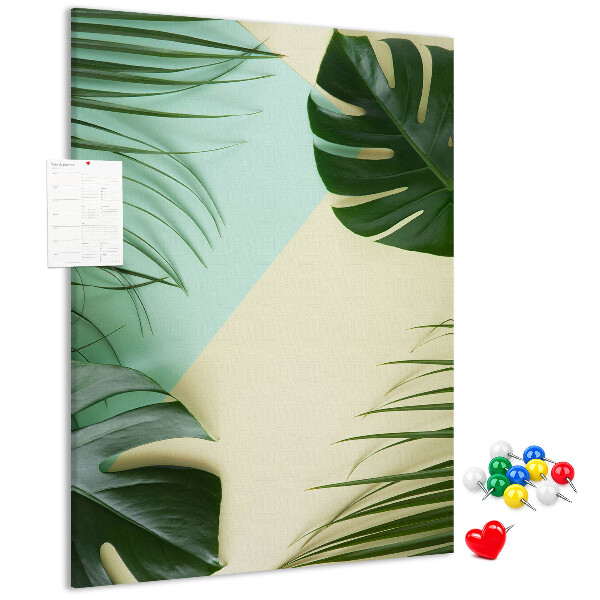 Bedruckte Korkplatte mit Palmenblättern auf pastellfarbenem Hintergrund