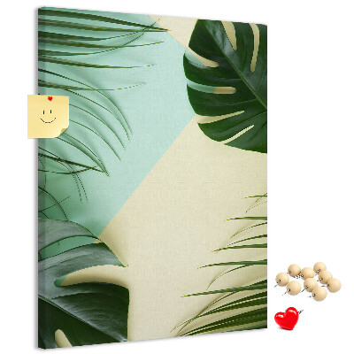 Bedruckte Korkplatte mit Palmenblättern auf pastellfarbenem Hintergrund