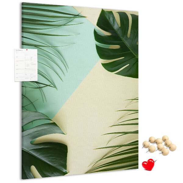 Bedruckte Korkplatte mit Palmenblättern auf pastellfarbenem Hintergrund