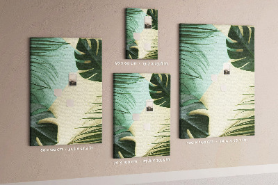 Bedruckte Korkplatte mit Palmenblättern auf pastellfarbenem Hintergrund