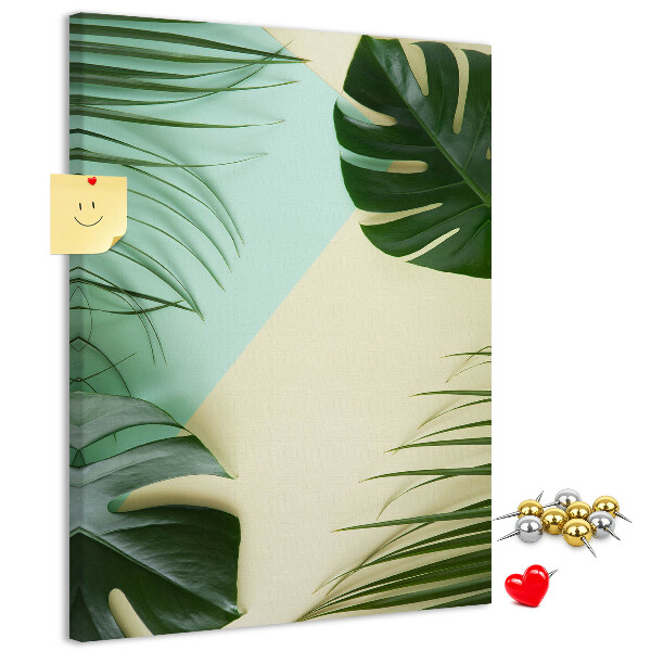 Bedruckte Korkplatte mit Palmenblättern auf pastellfarbenem Hintergrund