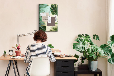 Bedruckte Korkplatte mit Palmenblättern auf pastellfarbenem Hintergrund