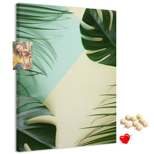 Bedruckte Korkplatte mit Palmenblättern auf pastellfarbenem Hintergrund