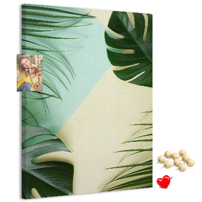 Bedruckte Korkplatte mit Palmenblättern auf pastellfarbenem Hintergrund