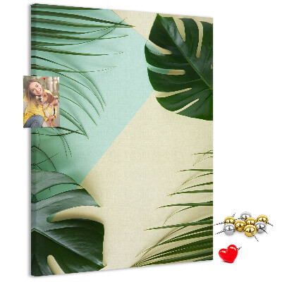 Bedruckte Korkplatte mit Palmenblättern auf pastellfarbenem Hintergrund