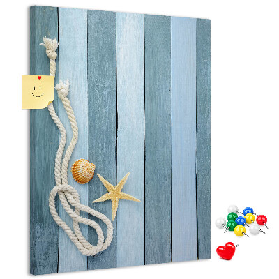Kork-Pinnwand mit Strandmotiv aus blauen Planken und einer Muschel