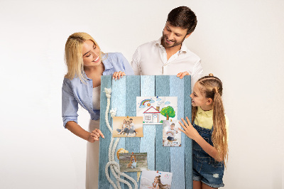 Kork-Pinnwand mit Strandmotiv aus blauen Planken und einer Muschel
