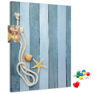 Kork-Pinnwand mit Strandmotiv aus blauen Planken und einer Muschel