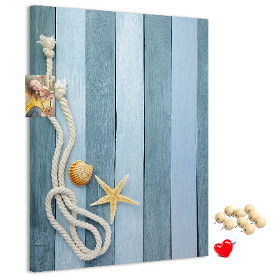 Kork-Pinnwand mit Strandmotiv aus blauen Planken und einer Muschel