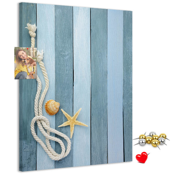 Kork-Pinnwand mit Strandmotiv aus blauen Planken und einer Muschel