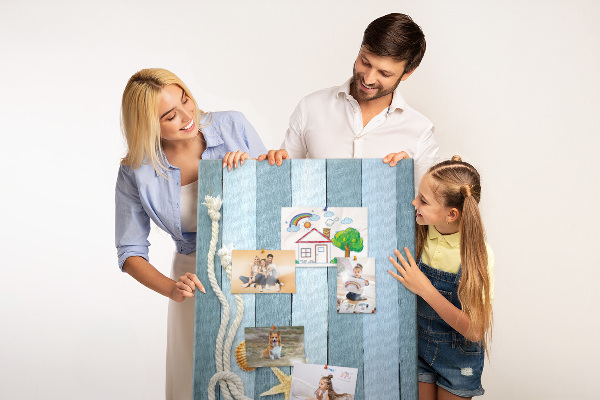 Kork-Pinnwand mit Strandmotiv aus blauen Planken und einer Muschel