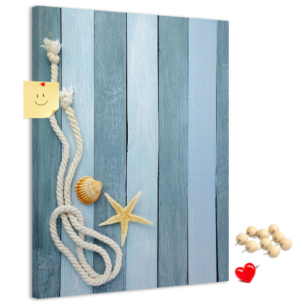Kork-Pinnwand mit Strandmotiv aus blauen Planken und einer Muschel