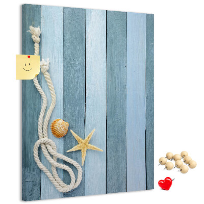 Kork-Pinnwand mit Strandmotiv aus blauen Planken und einer Muschel