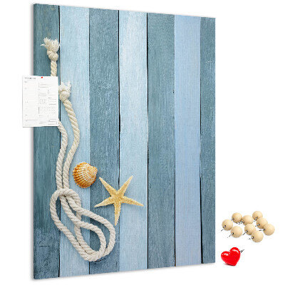 Kork-Pinnwand mit Strandmotiv aus blauen Planken und einer Muschel