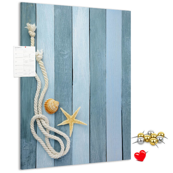 Kork-Pinnwand mit Strandmotiv aus blauen Planken und einer Muschel
