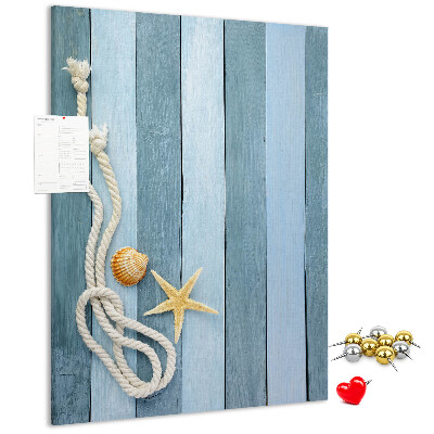 Kork-Pinnwand mit Strandmotiv aus blauen Planken und einer Muschel