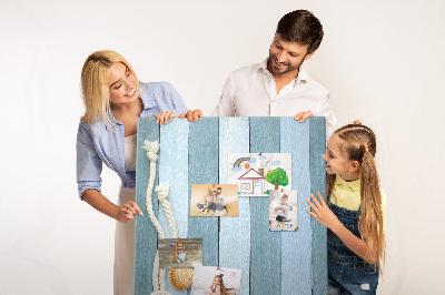 Kork-Pinnwand mit Strandmotiv aus blauen Planken und einer Muschel