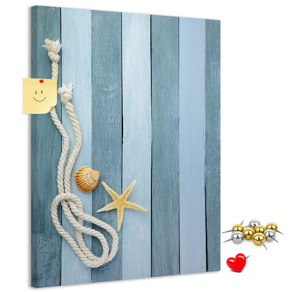 Kork-Pinnwand mit Strandmotiv aus blauen Planken und einer Muschel