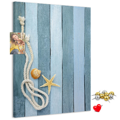 Kork-Pinnwand mit Strandmotiv aus blauen Planken und einer Muschel