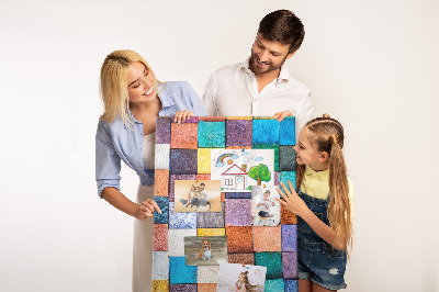 Pinnwand mit bunten Holzquadraten im Mosaikdesign