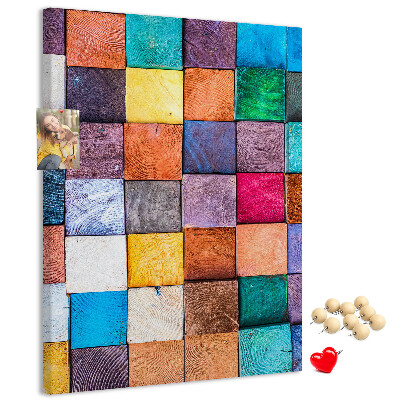 Pinnwand mit bunten Holzquadraten im Mosaikdesign