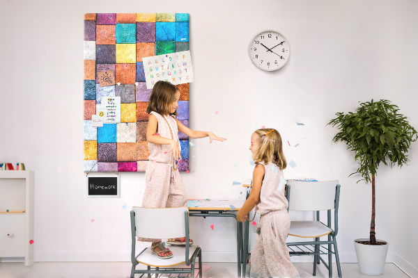 Pinnwand mit bunten Holzquadraten im Mosaikdesign